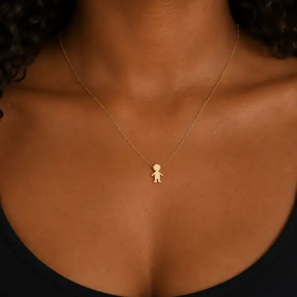 Pingente menino delicado em ouro 18k usado no pescoço feminino